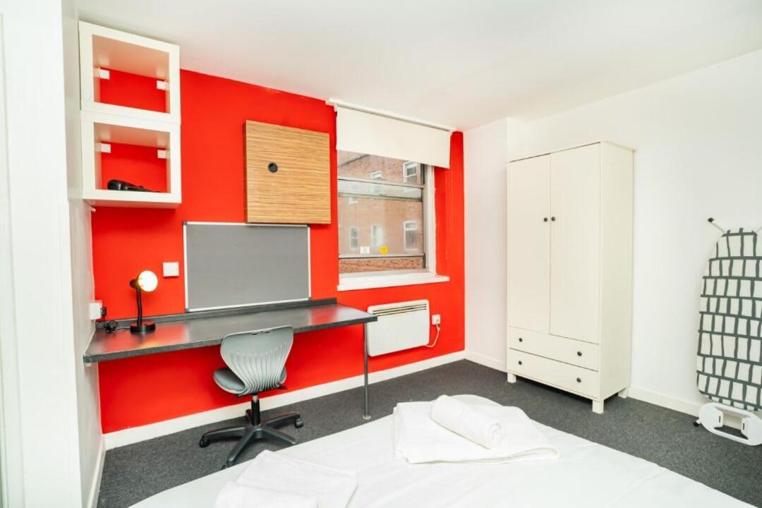 Spacious Budget In Centre Apartment *