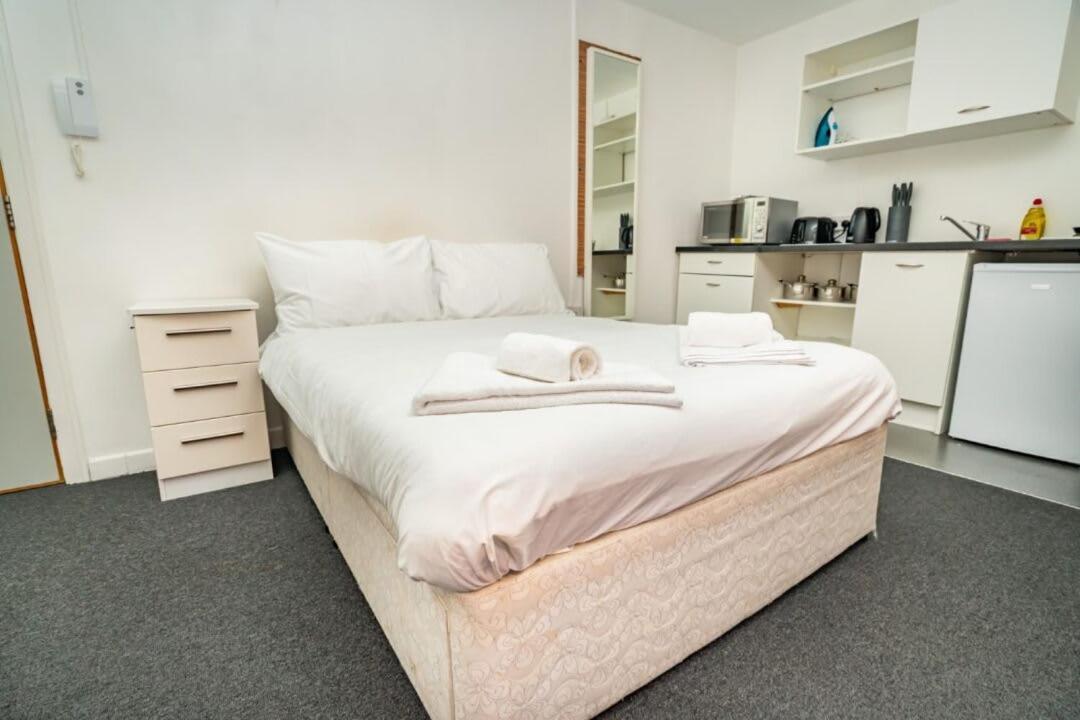 Spacious Budget In Centre Apartment *