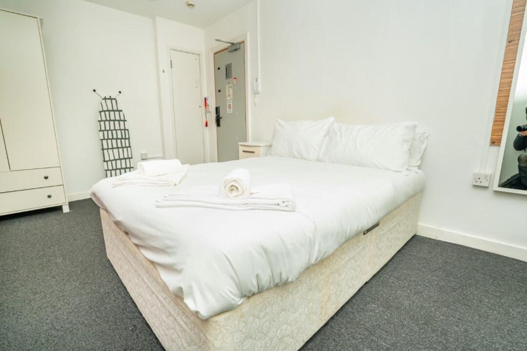 Spacious Budget In Centre Apartment *