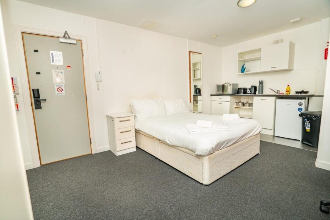 Spacious Budget In Centre Apartment *